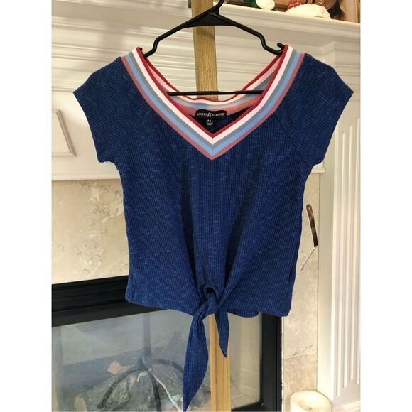 Almost Famous Women’s Blue Short Sleeve V Neck Tie in Front Blouse Size M NWT - Picture 1 of 5